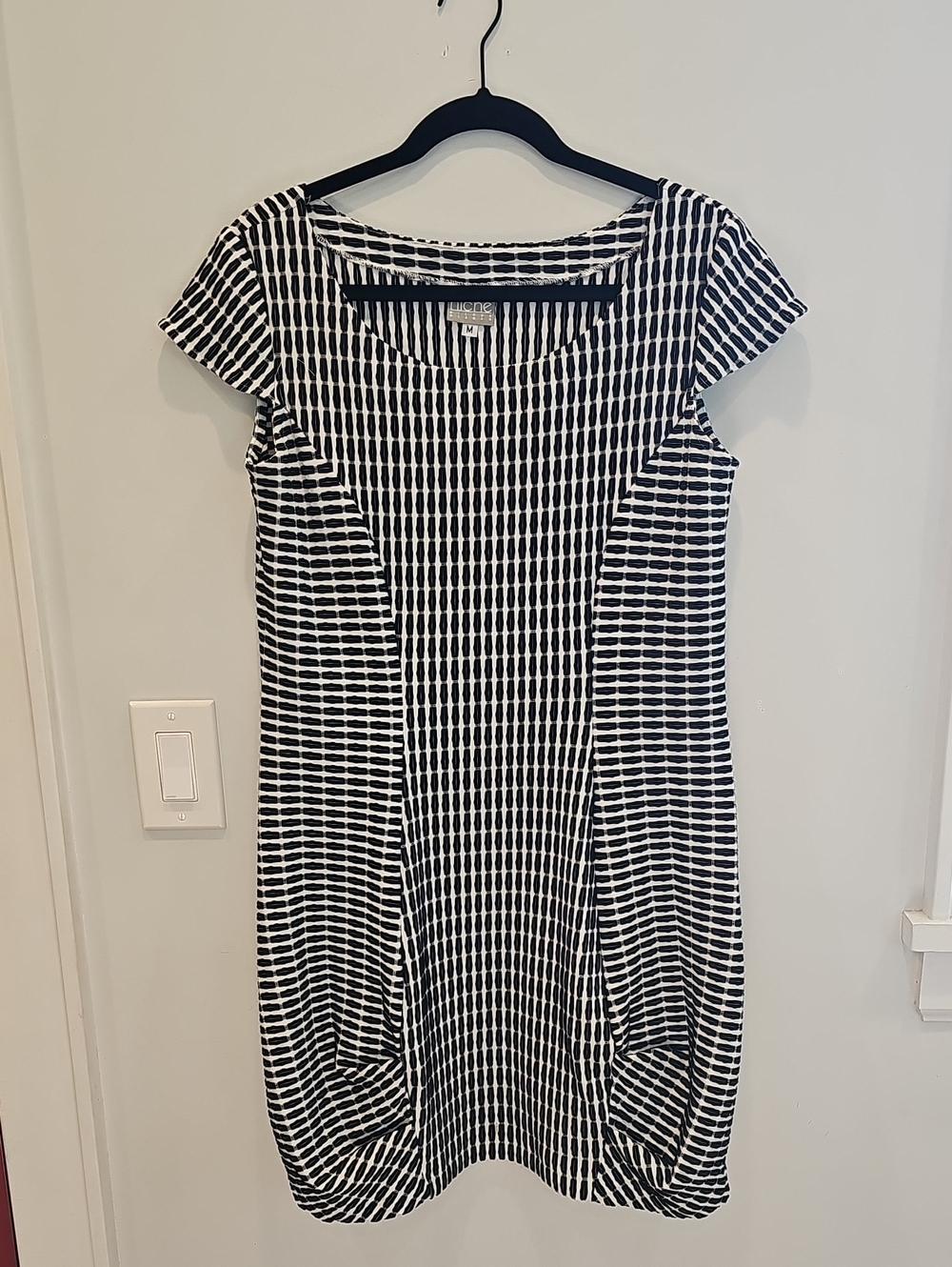 Niche Black & White Cap-Sleeve Patterned Shift Dress